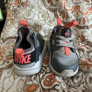 Toddler girl huarache Nike shoes size 5c
